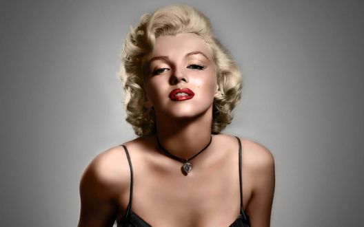 Обои на рабочий стол Мэрилин Монро / Marilyn Monroe с кулоном