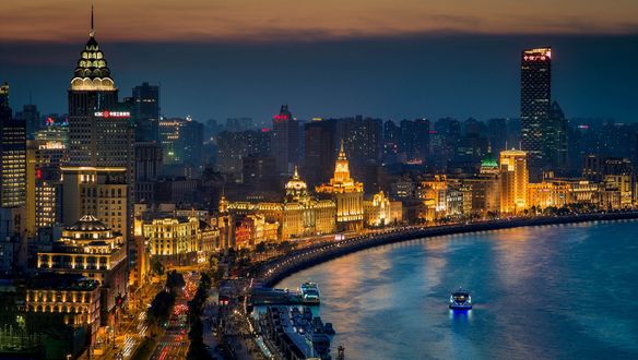 Обои на рабочий стол По заливу плывет катер у ночного Шанхая, Китай / Shanghai, China