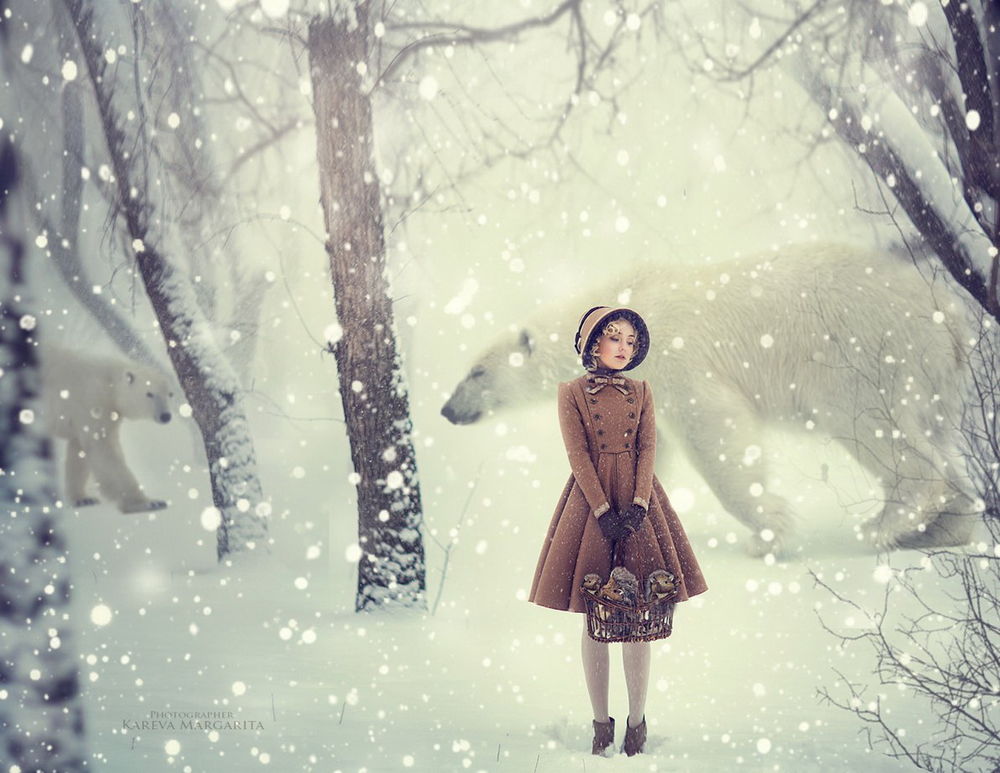 Обои для рабочего стола Девушка, стоящая на лесной опушке под падающим снегом, держащая в руках корзинку с игрушечными ежиками, позади нее идет белый медведь, автор Маргарита Карева