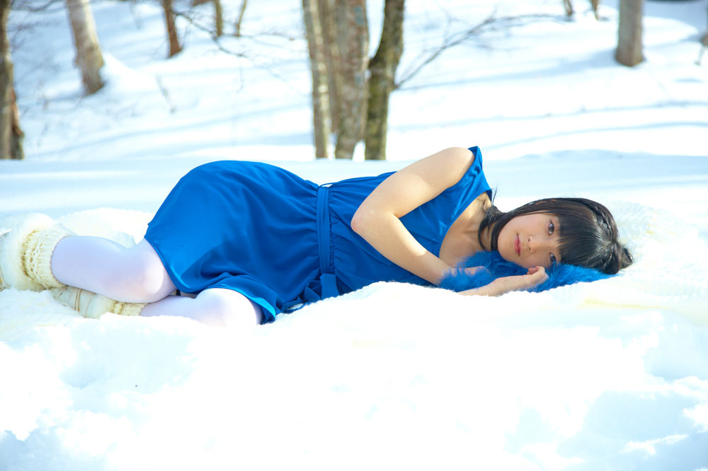 Девушка в платье в снегу
