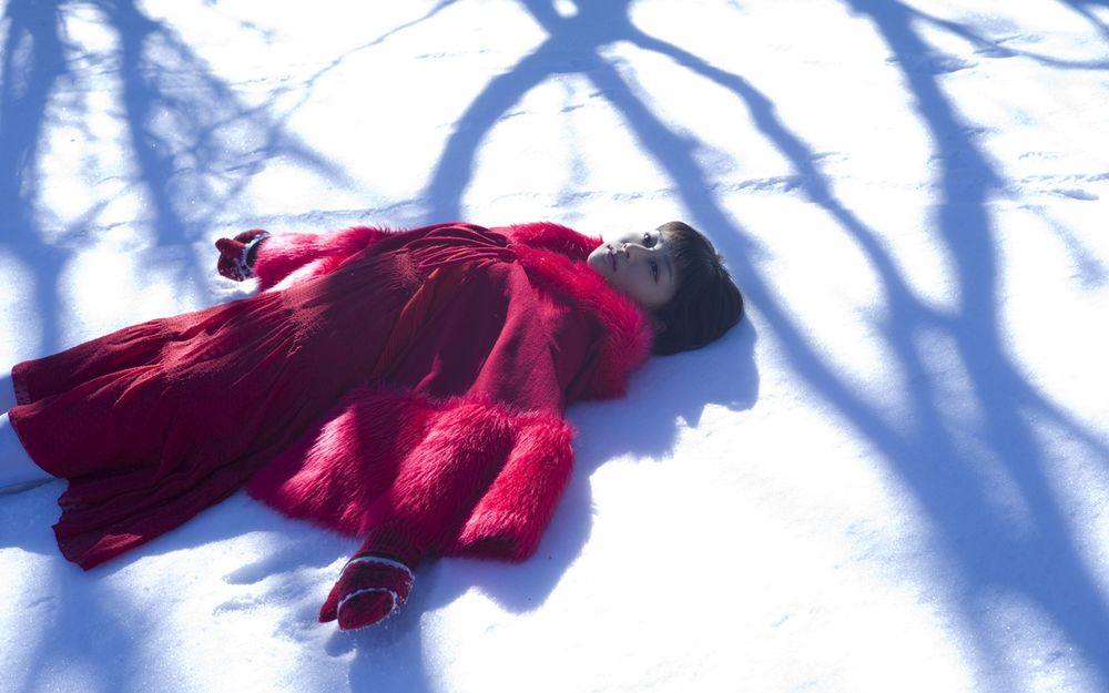 Обои для рабочего стола Японская певица, участница группы S / mileage, Вада Аяка / Wada Ayaka лежит на снегу в красной одежде