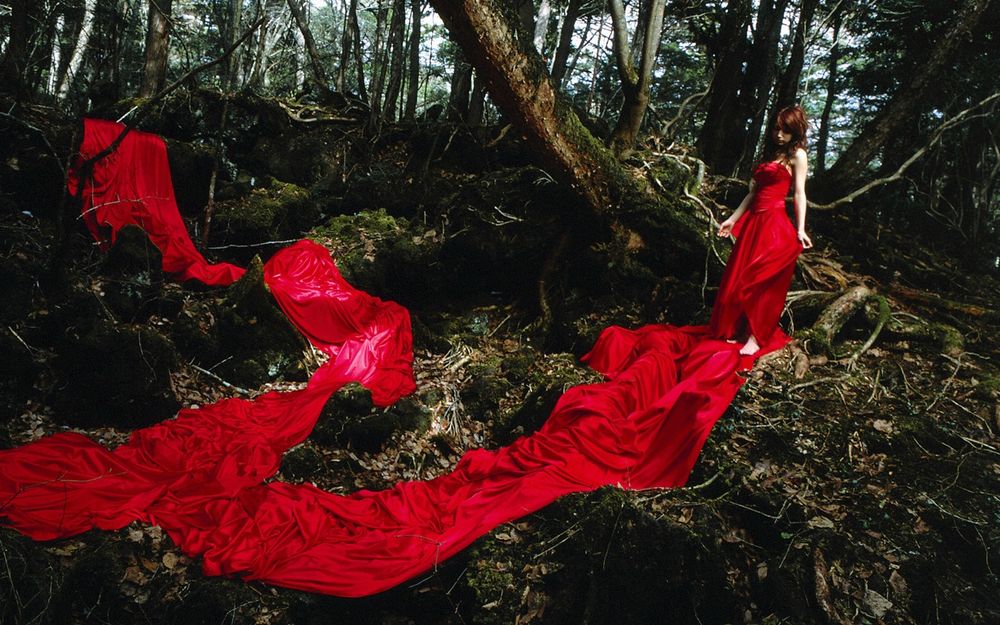 Обои для рабочего стола Японская певица, участница группы Morning Musume, Гото Маки / Goto Maki стоит в лесу в красном платье с длинным шлейом
