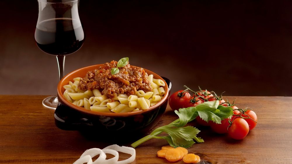 Обои для рабочего стола Макароны с мясом и бокалом вина