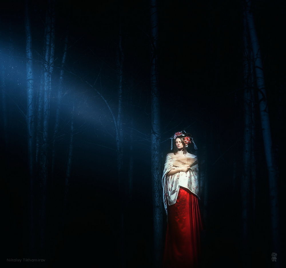 Обои для рабочего стола Темноволосая, стройная девушка с цветами в волосах, держащая в руке веер, стоящая на опушке ночного леса, автор Николай Тихомиров