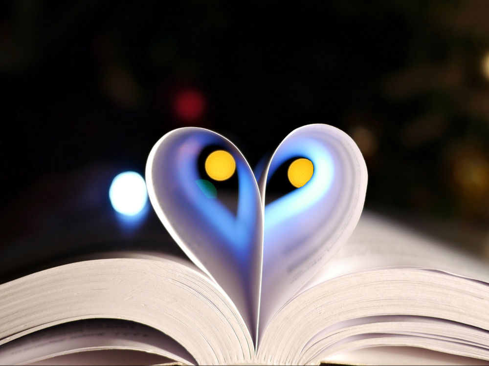 Обои для рабочего стола Сердечко, сложенное из страниц книги