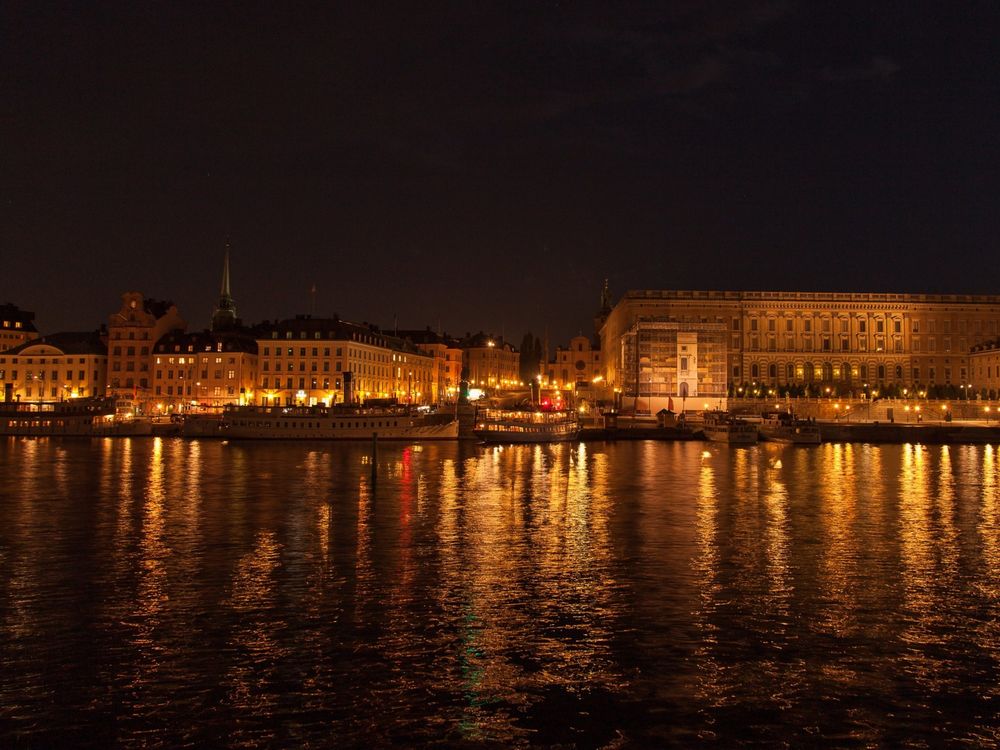 Обои для рабочего стола Ночной Стокгольм отражается в воде / Stockholm, Sweden
