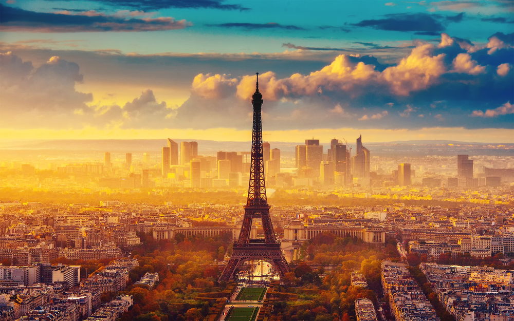 Обои для рабочего стола Эйфелева башня / Eiffel Tower на фоне солнечного Парижа, Франция / Paris, France