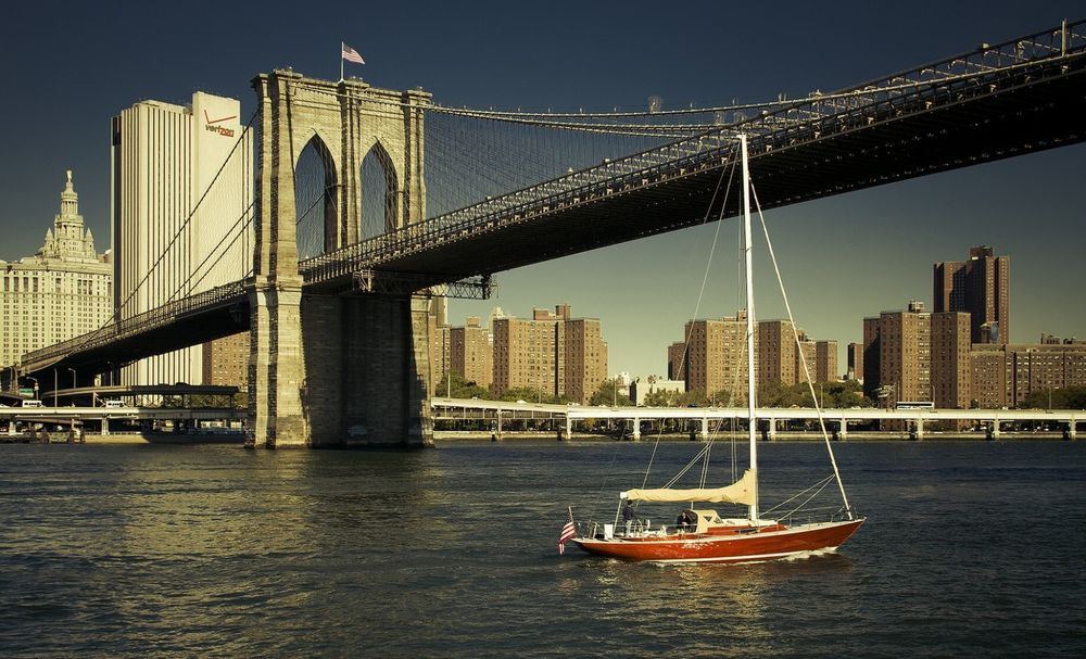 Обои для рабочего стола Яхта, проплывающая под Бруклинским мостом / New York City, USA