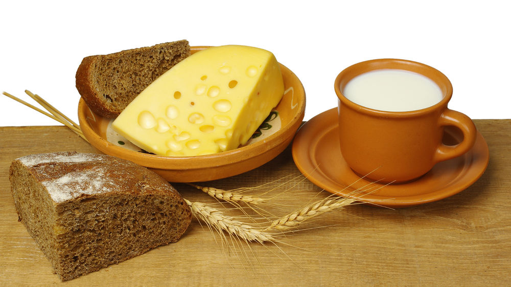 Обои для рабочего стола Хлеб с сыром и чашкой молока