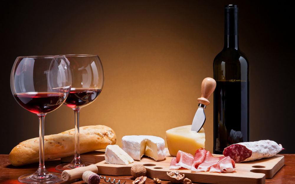 Обои для рабочего стола Вино с деликатесным сыром и вином