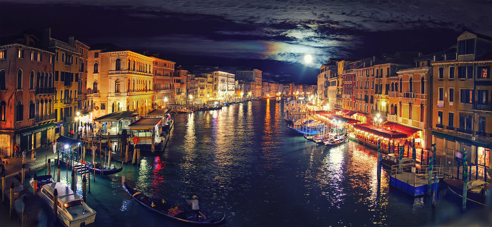 Обои для рабочего стола Ночное небо над Большим каналом / Grand Canal, в городе Венеция / Venice (Италия / Italy)