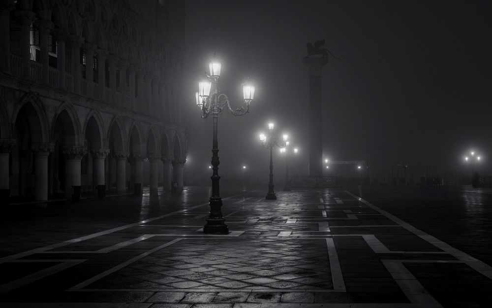 Обои для рабочего стола Улицы Венеции при зажженных фонарях, Италия / Venice, Italy