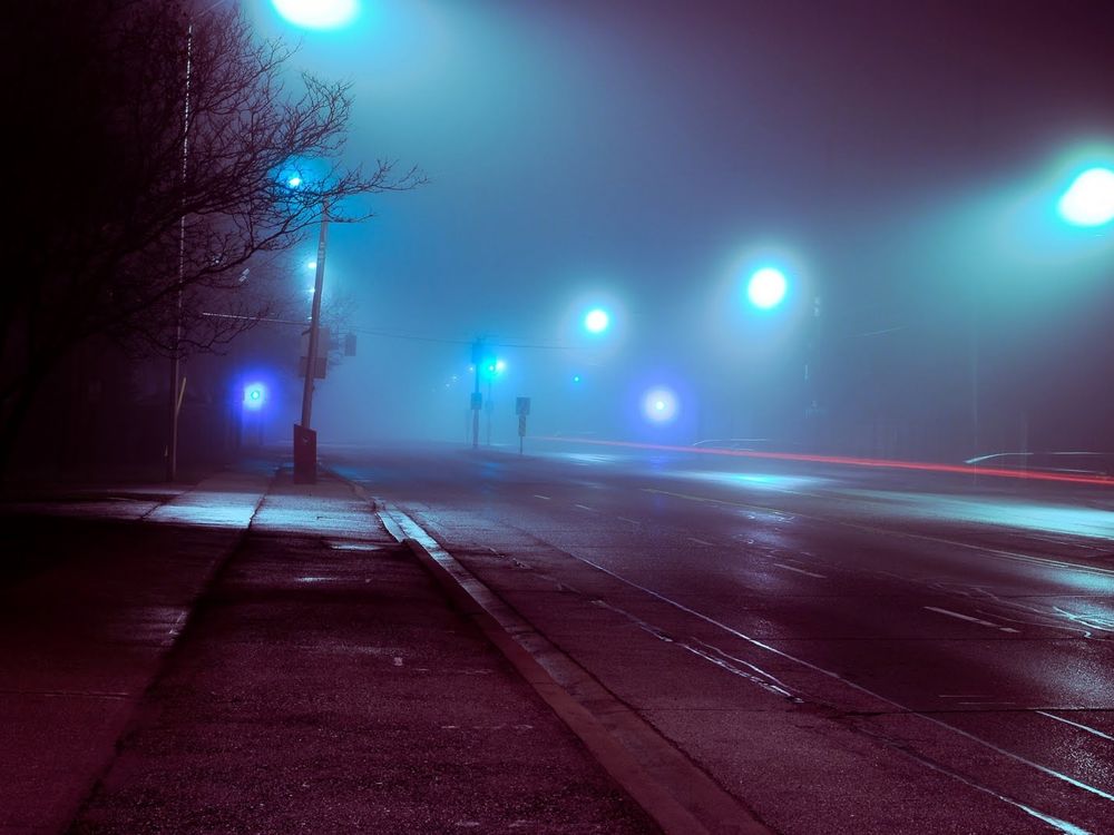 Обои Дорога в тумане ночного города на рабочий стол