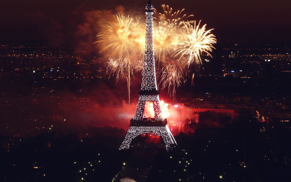 Обои для рабочего стола Эйфелева башня / Eiffel Tower на фоне фейерверков, Париж, Франция / Paris, France