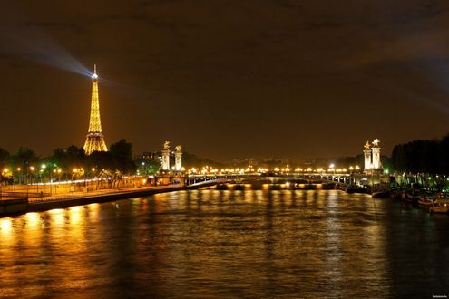 Обои на рабочий стол Вид на Эйфелеву башню / Eiffel Tower в ночном Париже, Франция / Paris, France