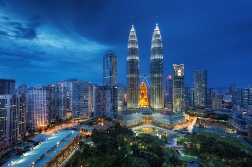 Обои на рабочий стол Башни Петронас / Cloud Eagle, в столице Малайзии / Malaysia Куала-Лумпура / Kuala Lumpur