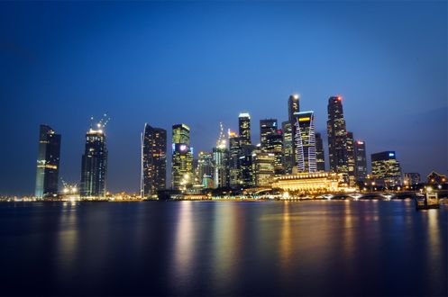 Обои на рабочий стол Светящийся город Сингапур / Singapore на берегу моря в ночное время