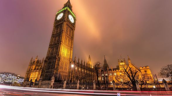 Обои на рабочий стол Биг Бэн / Big Ben в Лондоне, Великобритания / London, Great Britain, на фоне туманного неба
