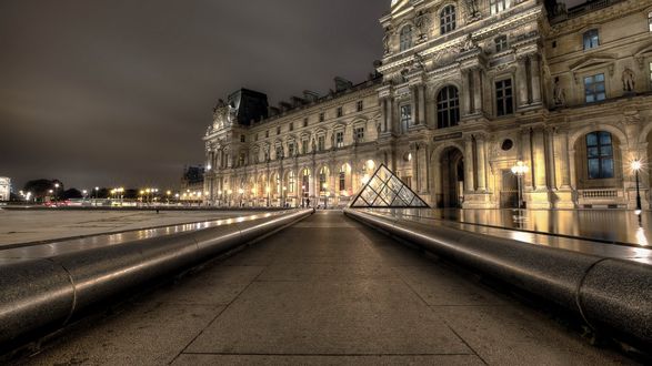 Обои на рабочий стол Музей Лувр / Musеe du Louvre и стеклянная пирамида Лувра во дворе Наполеона / cour Napoleon вечером за закате, Париж, Франция / Paris, France