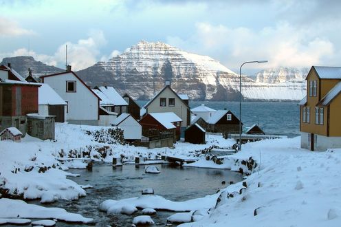 Обои на рабочий стол Дома на заснеженном берегу, Фарерские острова / Faroe Islands
