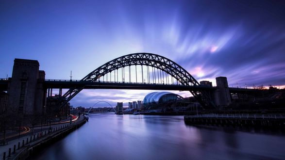 Обои на рабочий стол Мост Тайн / Tyne Bridge через ночной город Гейтсхед / Gateshead, Англия / England