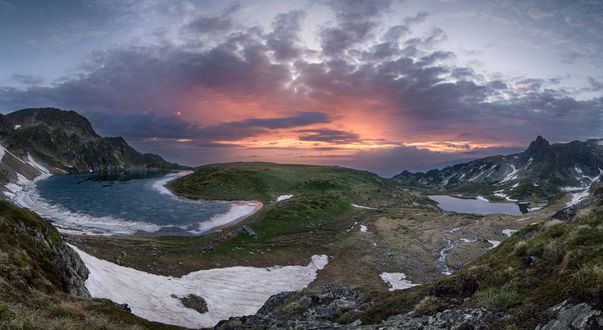 Обои на рабочий стол Горные озера с заснеженными берегами на фоне заката на вечернем небосклоне с разноцветными облаками