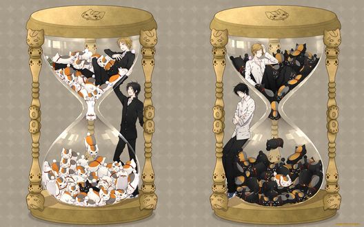 Обои на рабочий стол Двое часов с черными и белыми котами Nyanko-sensei / Нянко-сенсей вместо песка, в каждом сидит Нацумэ Такаши / Natsume Takashi, а рядом стоит Танума Канамэ / Tanuma Kaname из аниме Тетрадь друзей Нацумэ / Natsume’s Book of Friends