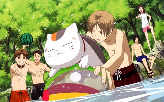 Обои на рабочий стол Такаси Нацумэ / Takashi Natsume в реке катает на надувном мяче Nyanko-sensei / Нянко-сенсей в компании своих школьных друзей, аниме Тетрадь друзей Нацумэ / Natsume’s Book of Friends