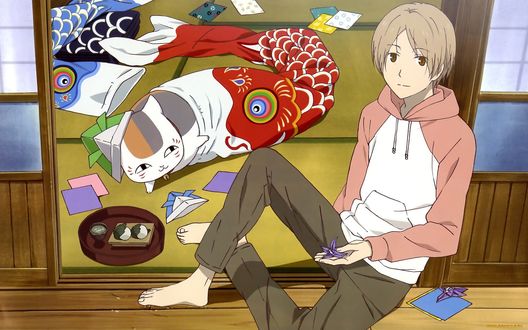 Обои на рабочий стол Такаши Нацумэ / Takashi Natsume в дверном преме держит в руках оригами, в комнате играет Nyanko-sensei / Нянко-сенсей, аниме Тетрадь друзей Нацумэ / Natsume’s Book of Friends