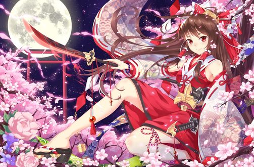 Обои на рабочий стол Reimu Hakurei / Рейму Хакурей сидит на ветке цветущей сакуры, на фоне ночного неба и полной луны, из серии компьютерных игр Touhou Project / «Проект «Восток»», art by pc9527