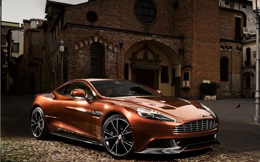 Обои на рабочий стол Авто Aston Martin Vanquish / Астон Мартин Ванкуиш стоит во дворике возле старого здания
