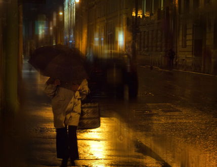 Обои на рабочий стол Женщина с зонтиком над головой, идущая под дождем по ночным улицам Санкт-Петербурга, Россия / Saint-Petersburg, Russia, автор Аркадий Белов