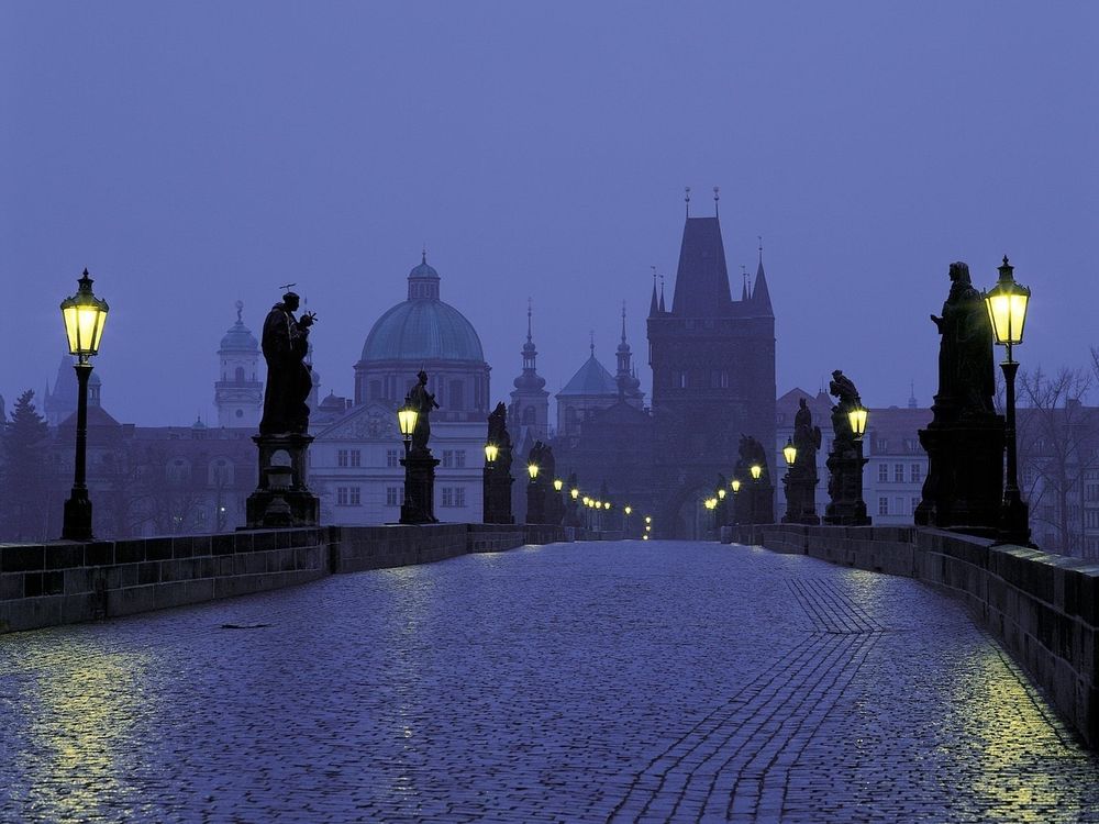 Обои для рабочего стола Освещаемый фонарями Карлов мост / Charles Bridge, ночная Прага, Чехия / Prague, Czech Republic