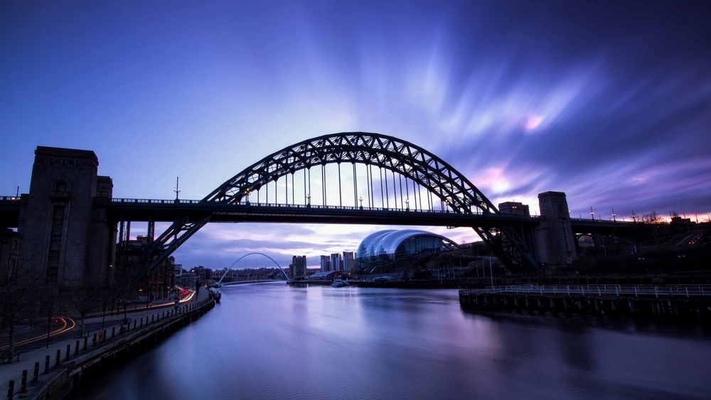 Обои для рабочего стола Мост Тайн / Tyne Bridge через ночной город Гейтсхед / Gateshead, Англия / England