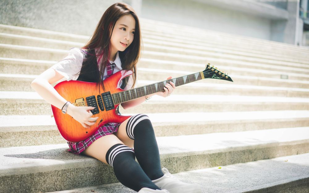 Обои для рабочего стола Девушка-азиатка с гитарой