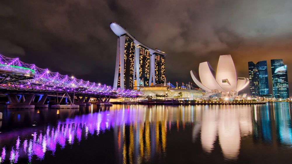 Обои для рабочего стола Ночной вид на отель Марина Бей / Marina Bay в Сингапуре / Singapore