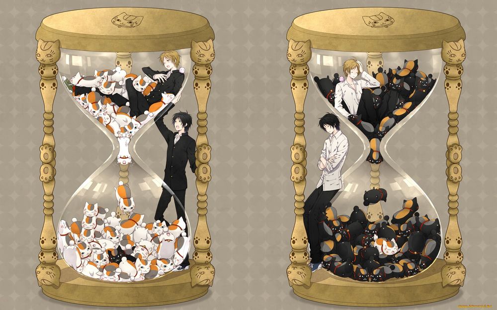 Обои для рабочего стола Двое часов с черными и белыми котами Nyanko-sensei / Нянко-сенсей вместо песка, в каждом сидит Нацумэ Такаши / Natsume Takashi, а рядом стоит Танума Канамэ / Tanuma Kaname из аниме Тетрадь друзей Нацумэ / Natsume’s Book of Friends