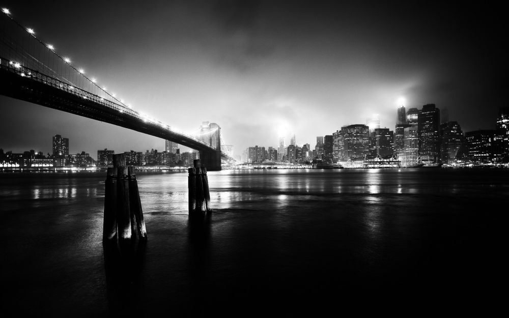 Обои для рабочего стола Ночной Бруклинский мост / Brooklyn Bridge и небоскребы Нью-Йорка, США / New York, USA