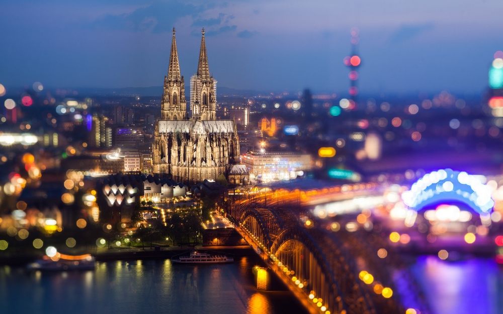 Обои для рабочего стола Мост Гогенцоллернов / Hohenzollern Bridge через реку Рейн / Rhine и Кельнский собор / Cologne Cathedral ночью, Кельн, Германия / Cologne, German