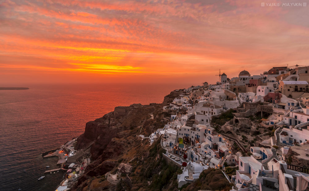Обои для рабочего стола Один из красивейших островов Греции-Санторини / Santorini, Greece на фоне заката на вечернем небосклоне с перистыми облаками
