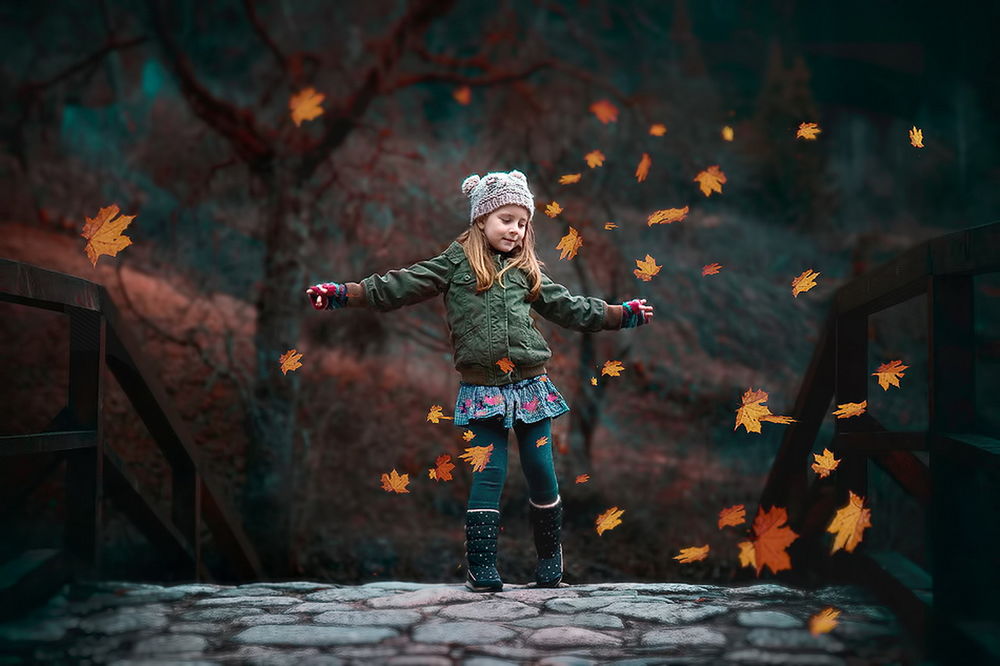 Обои для рабочего стола Светловолосая, милая девочка, идущая по мощеной мостовой в окружении падающих, осенних листьев