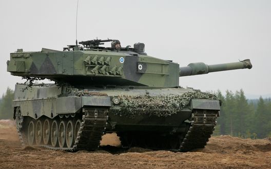 Обои на рабочий стол Боевой танк развернул башню с пушкой, для произведения выстрела