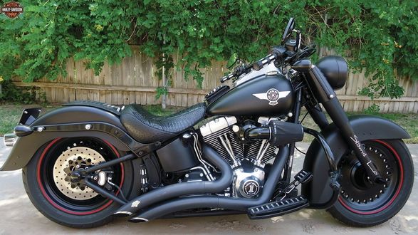 Обои на рабочий стол Мотоцикл Harley-Davidson / Харли-Дэвидсон, стоящий на площадке