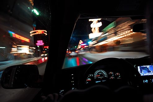 Обои на рабочий стол Вид из кабины автомобиля на ночной город