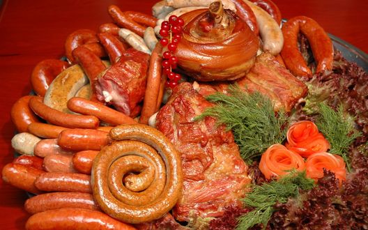 Обои на рабочий стол Мясное изобилие с овощами