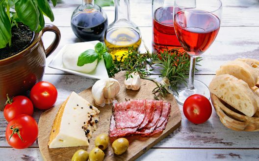 Обои на рабочий стол Мясные деликатесы с вином
