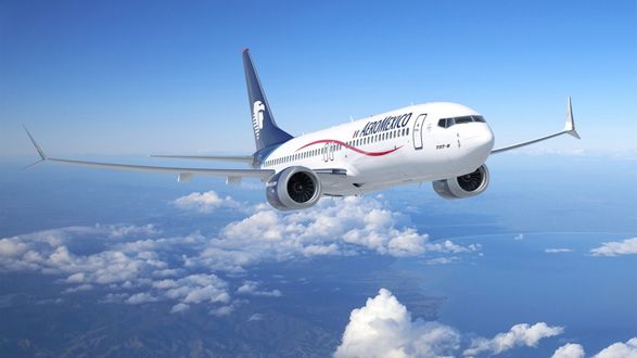 Обои на рабочий стол Воздушный пассажирский аэробус Боинг 737 / Boeing 737 мексиканских авиалиний AEROMEXICO летит в небе, среди облаков