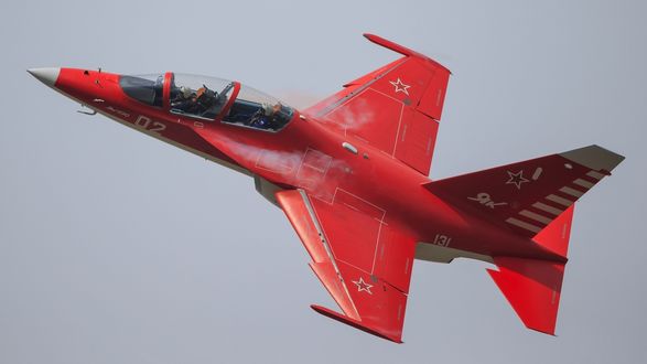 Обои на рабочий стол Боевой самолет ЯК - 130 барражирует в небе