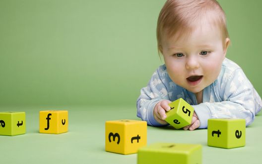 Обои на рабочий стол Малыш играет в кубики