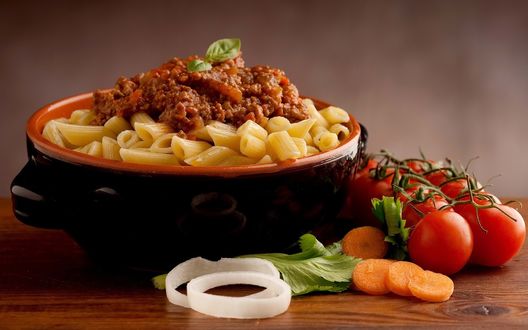 Обои на рабочий стол Кастрюля с макаронами и мясом с овощами